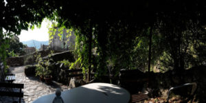 Terrasse neben dem Haus